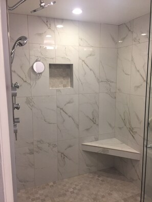Combinazione doccia/vasca, asciugacapelli, asciugamani, sapone