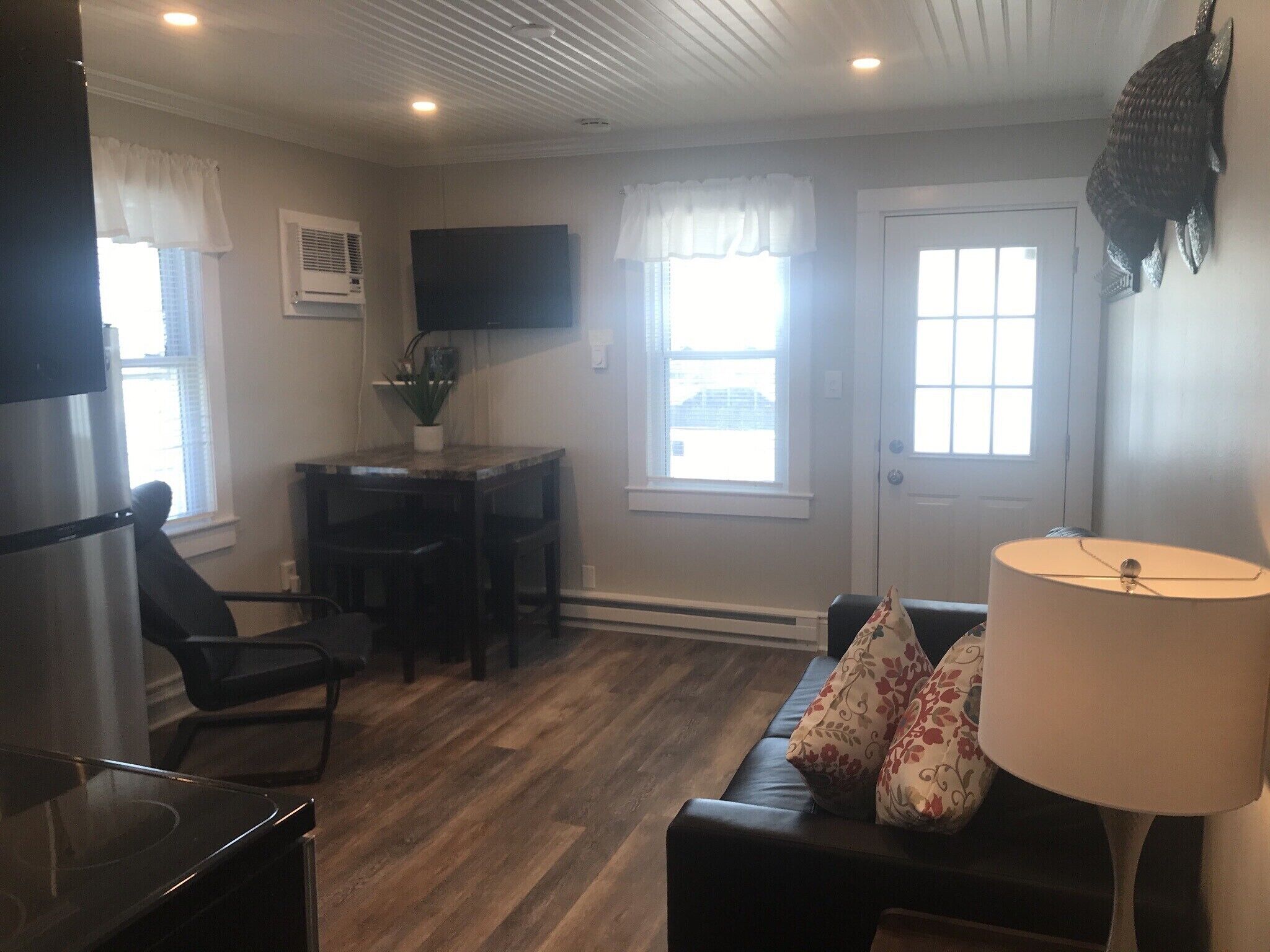 **PET FRIENDLY** BAYVIEW** DOWNTOWN**