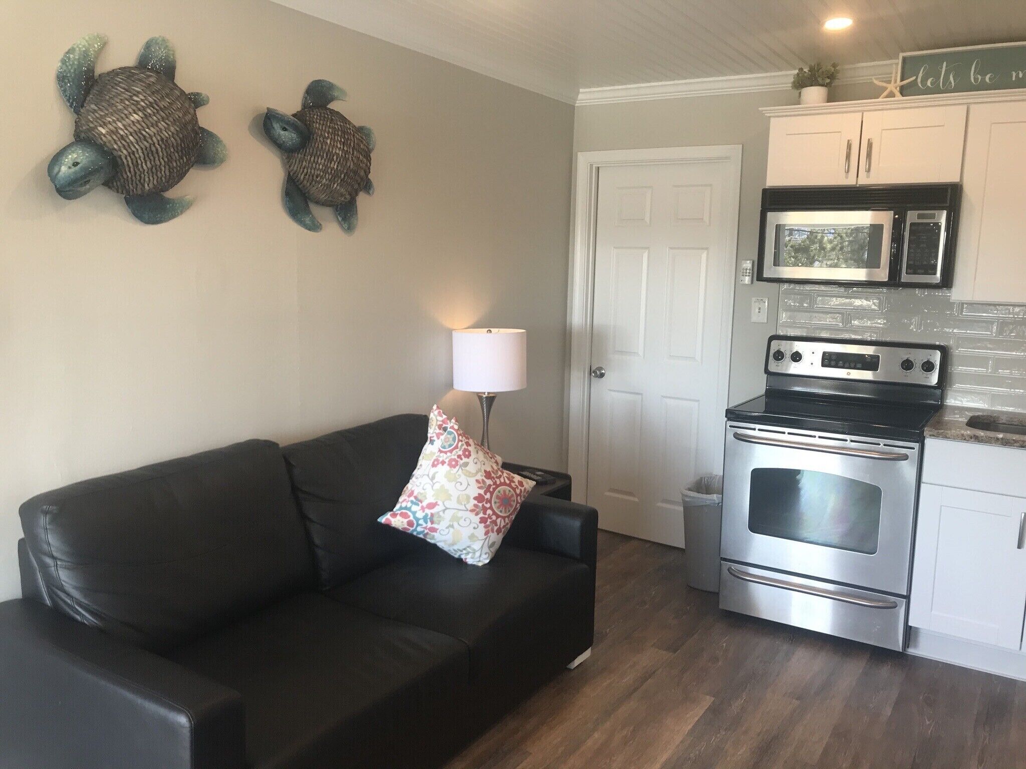 **PET FRIENDLY** BAYVIEW** DOWNTOWN**