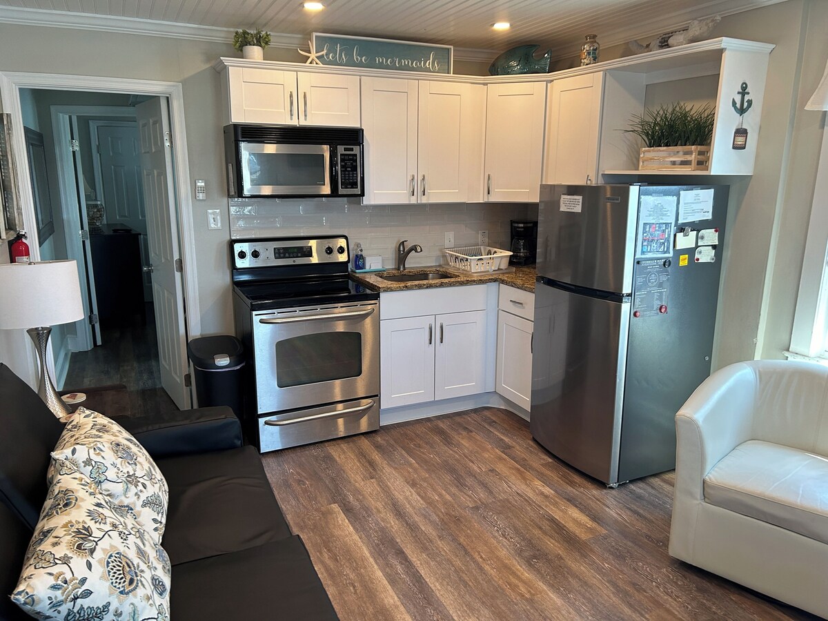 PET FRIENDLY -- BAY VIEW -- DOWNTOWN
AVAILABLE 10/24-10/31