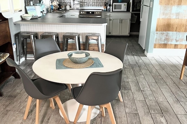 Kitchen/Dining Area