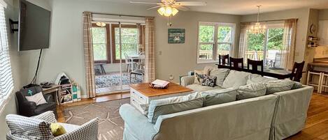 Smart TV, Netflix, DVD player, livros