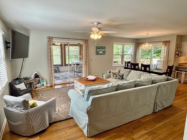 Smart TV, Netflix, DVD player, books - Dock on Canal, Close to Beach and Dog Friendly with a fenced in backyard! (Oak Island)