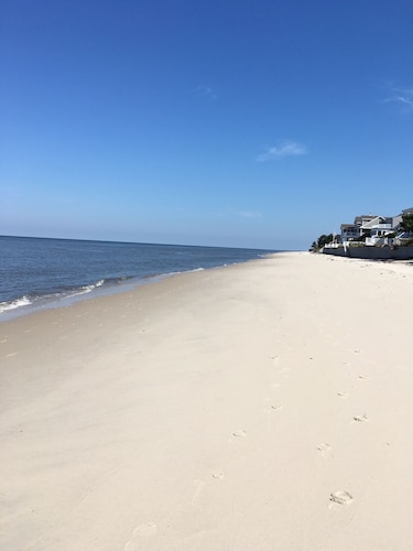 Mountain House at the Beach! Dog Friendly, Short Walk to the Beach.