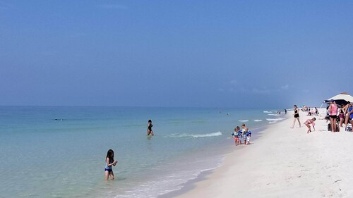 Single-Family Home Downtown Pensacola Cottage 3-Bedroom with Fenced-In back yard