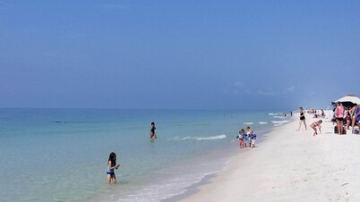 Single-Family Home Downtown Pensacola Cottage 3-Bedroom with Fenced-In back yard