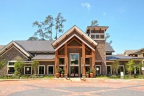 Exterior - Pool View 1 Bedroom / 1 Bath Condo in The Woodland (The Woodlands)