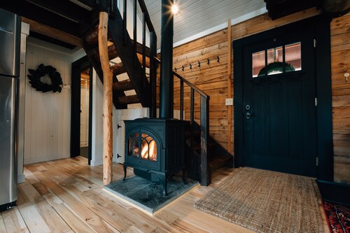 Secluded Rustic + Modern Log Cabin with hot tub by Stream,  luxury getaway