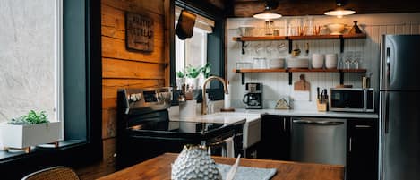 Private kitchen | Fridge, microwave, oven, stovetop