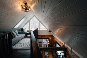 Smart TV, fireplace, DVD player, stereo