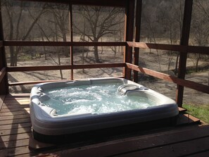 Outdoor spa tub - Secluded Rustic-Modern Log Cabin w/ Hot Tub, Private Creekside Escape (Ferryville)