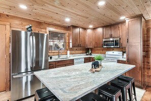 冷蔵庫、電子レンジ、オーブン、コンロ