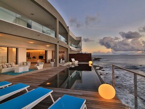 Outdoor pool - Anchor House - Direct Oceanfront - Luxury & Modern Style (Cupecoy)