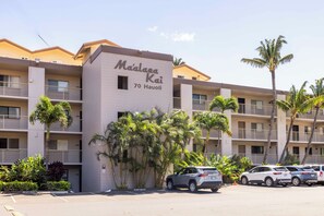 A multi-story hotel with a sign reading "Maalaea Kai 70 Hauoli".