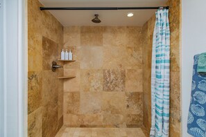 Douche, sèche-cheveux, serviettes fournies, papier toilette