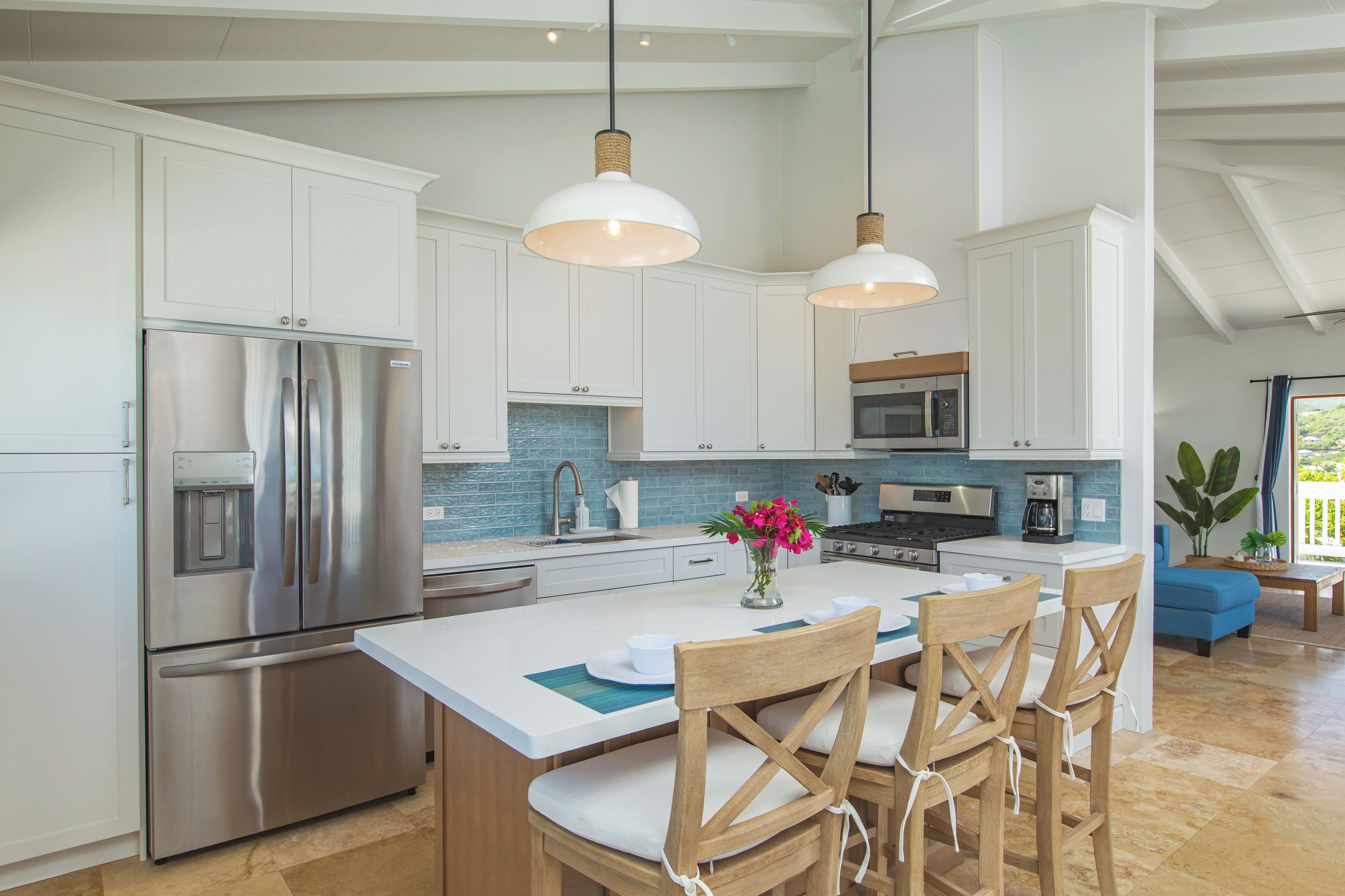 Køleskab, mikrobølgeovn, ovn, kogeplade