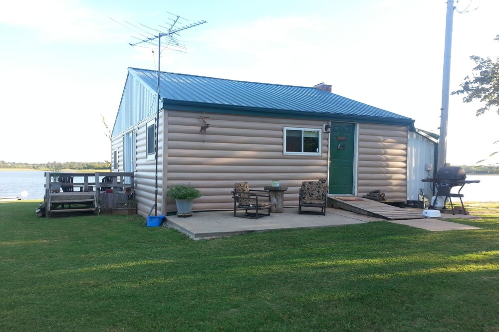 Windy Point Lakefront Cabin