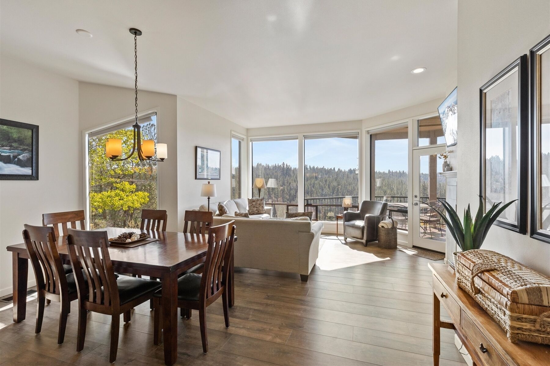 Smart-tv, eldstad och böcker