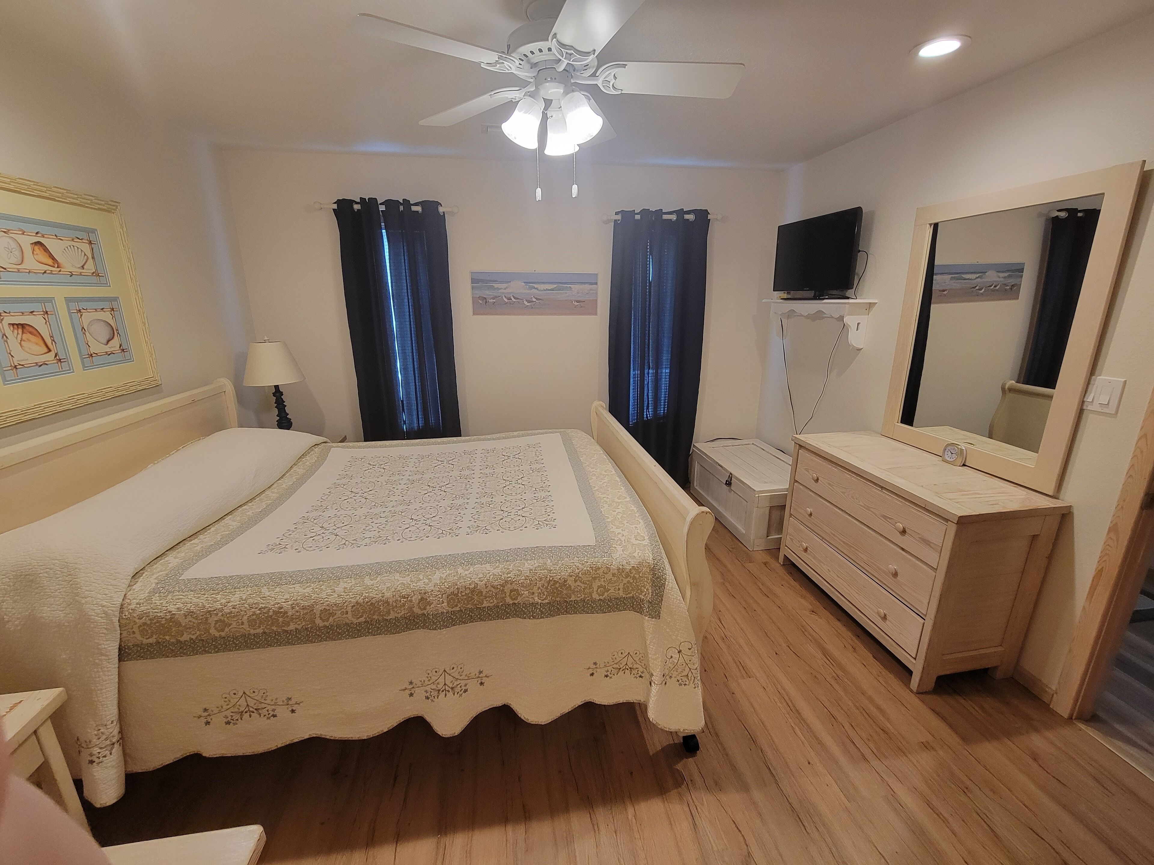 2 Bedroom Condo-  Waterfront! 2023 Renovation 2 Kayaks Included, Pool and Tennis