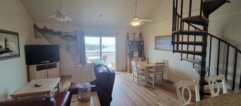 Coastal Retreat- Soundfront, Kayaks, Short Walk to Beach, Shops and Restaurants.