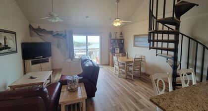 Coastal Retreat- Soundfront, Kayaks, Short Walk to Beach, Shops and Restaurants.