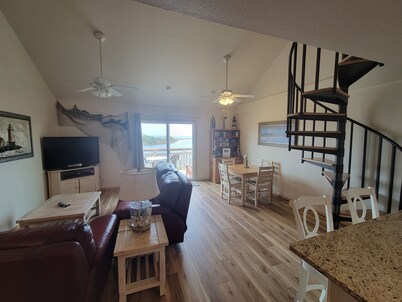 Coastal Retreat- Soundfront, Kayaks, Short Walk to Beach, Shops and Restaurants.