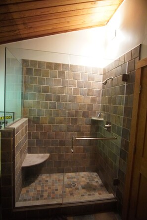 Badewanne, Haartrockner, Handtücher
