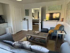 Een smart-tv en boeken