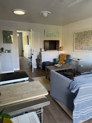 Een smart-tv en boeken