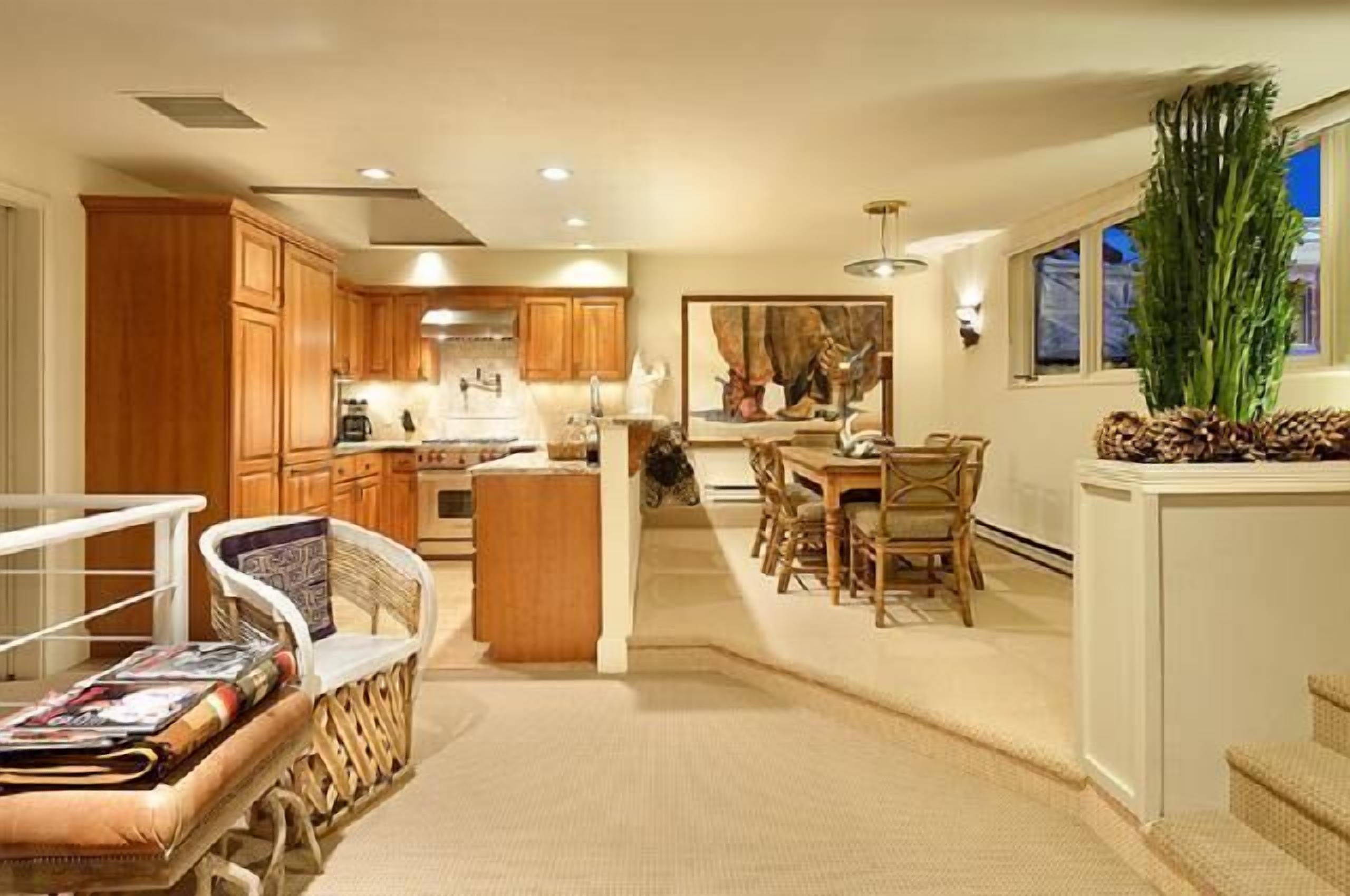 Luxury  2 bedroom penthouse w/ private rooftop deck in the heart of Aspen!