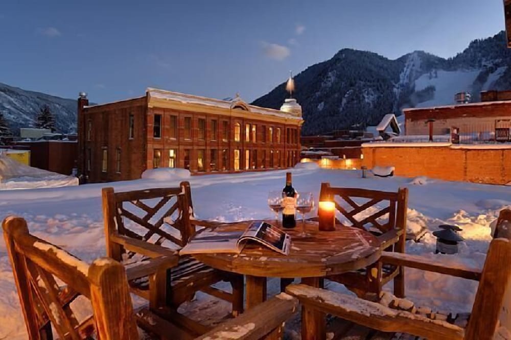 Luxury 2 bedroom penthouse w/ private rooftop deck in the heart of Aspen!