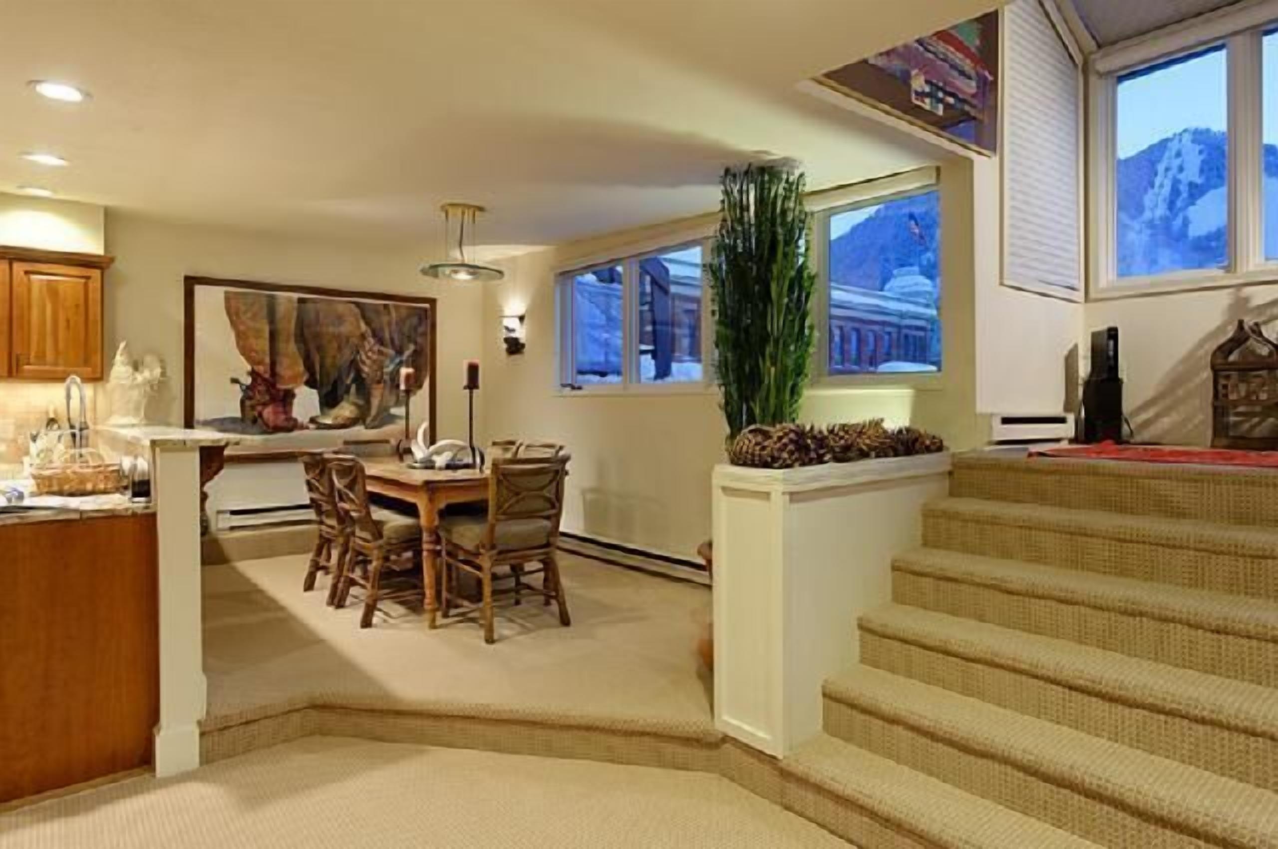 Luxury  2 bedroom penthouse w/ private rooftop deck in the heart of Aspen!