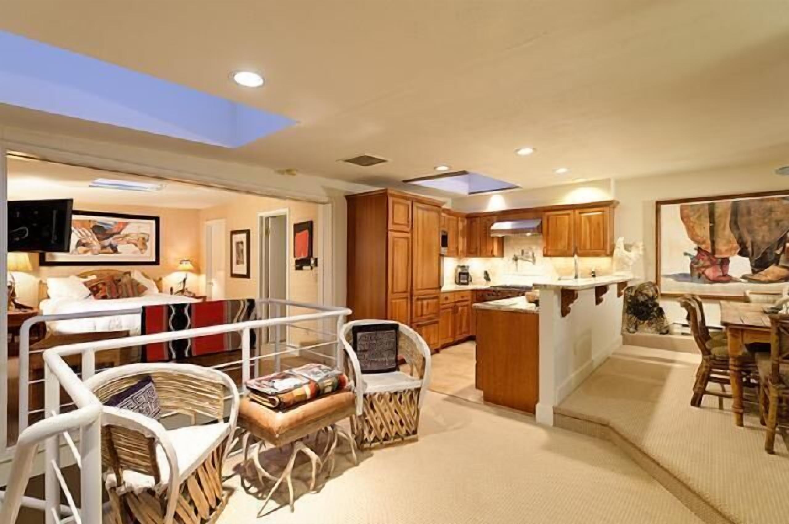 Luxury  2 bedroom penthouse w/ private rooftop deck in the heart of Aspen!