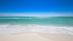Una playa con agua turquesa cristalina y una orilla arenosa.
