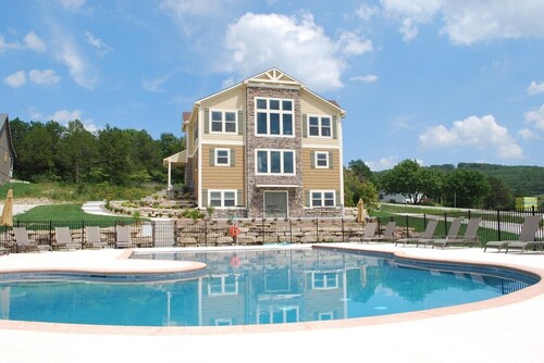 Pool/Clubhouse/Table Rock Lake Access/Public Launch