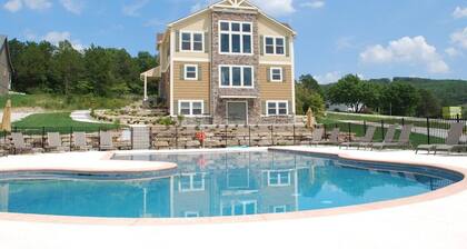 Pool/Clubhouse/Table Rock Lake Access/Public Launch