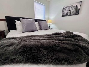5 slaapkamers, een strijkplank/strijkijzer, reisbedje, gratis wifi