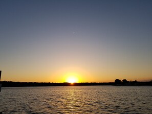 A sunset over a calm body of water with a clear sky. - Winter Paradise on the St. Johns River w/deep water boat slip (Welaka)