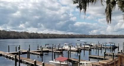 Winter Paradise on the St. Johns River w/deep water boat slip