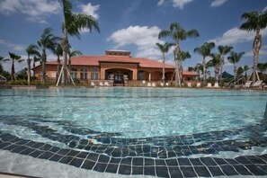 Utomhuspool och uppvärmd pool