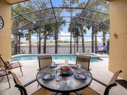 Villa Disney avec 5 chambres dans une résidence sécurisée avec 4 bains, piscine, spa, équipement pour bébé, Roku