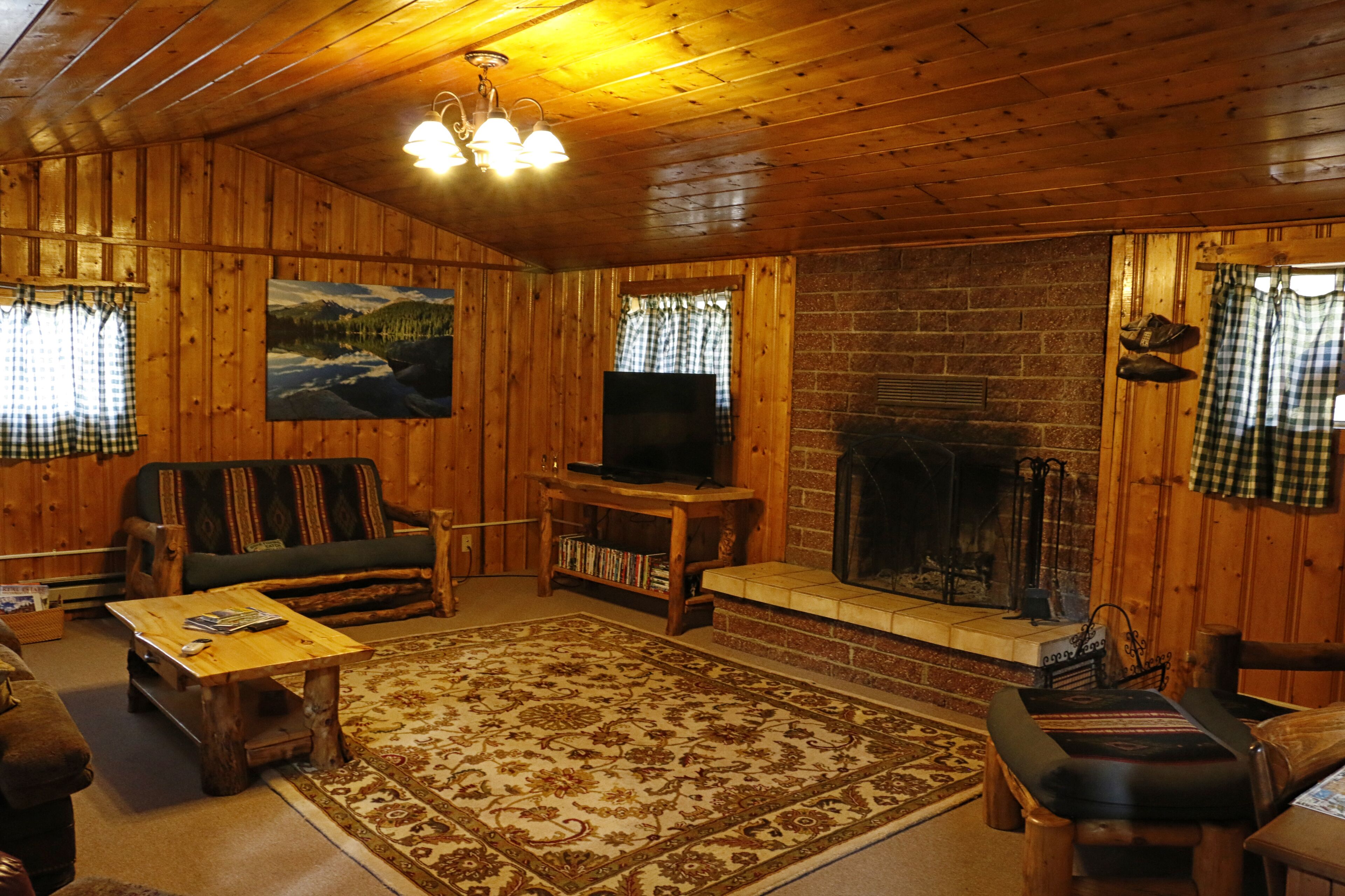 Authentic 1940s Lakeside Cabin -  Sleeps 10 - Free canoe & kayak use! - WiFi