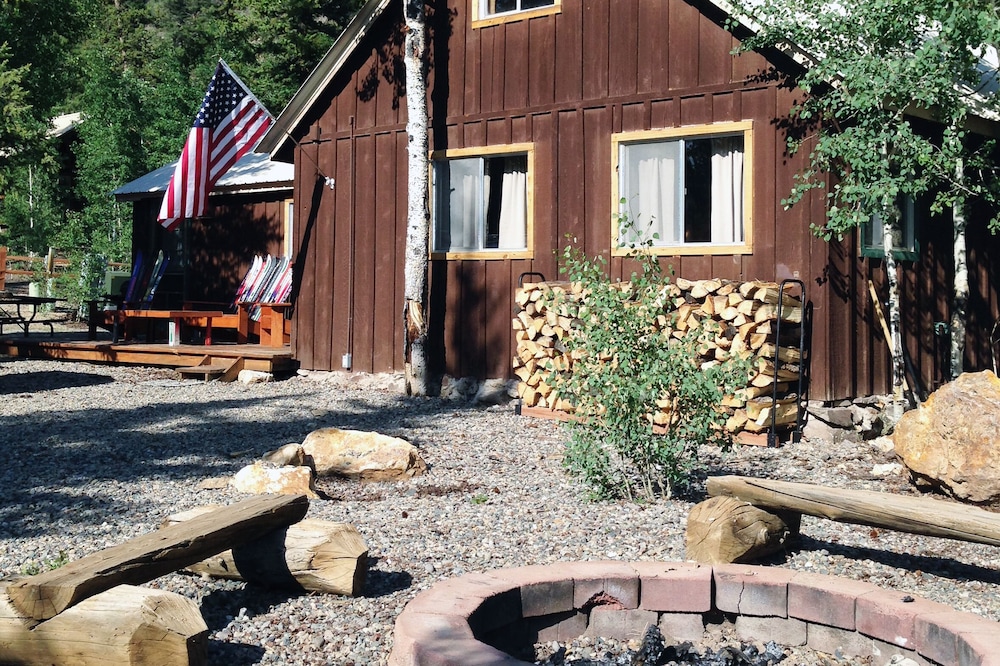 Authentic 1940s Lakeside Cabin - Sleeps 10 - Free canoe & kayak use! - WiFi