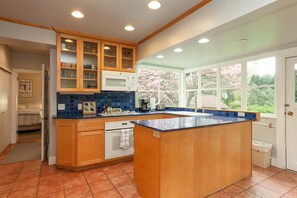 冰箱、微波炉、烤箱、炉灶