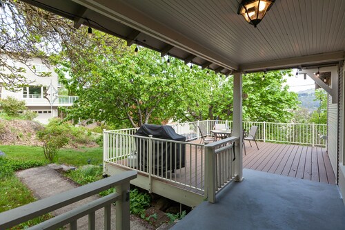 Downtown home, large deck, short walk to the heart of Hood River! Pet Friendly!