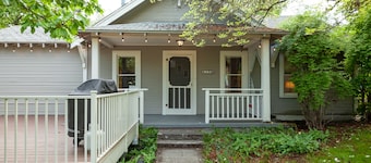 Downtown home, large deck, short walk to the heart of Hood River! Pet Friendly!