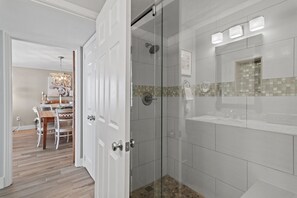 Badewanne, Haartrockner, Handtücher