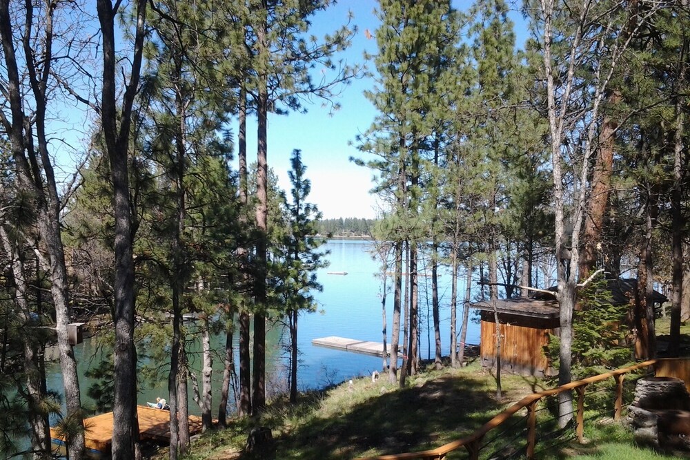 Hot tub, Wi Fi, Pets OK on the canal nice view of reservoir year round-