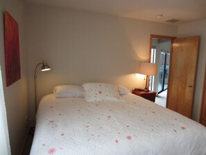 2 bedrooms, desk, iron/ironing board, free WiFi - Waterfront Pearl Home Away from Home (Portland)