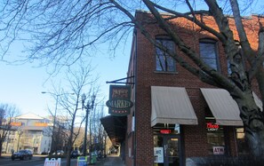 A brick building with a 'Market' sign, a 'Coors Light' sign, and a 'Marquis' sign. - Waterfront Pearl Home Away from Home (Portland)